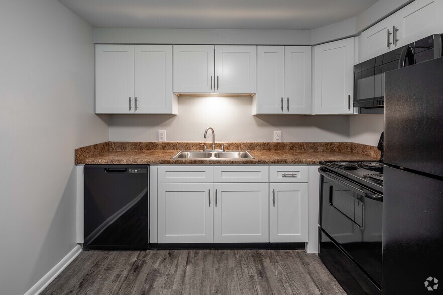 1BR, 1BA - 620SF - Kitchen - Roberts Park Apartments