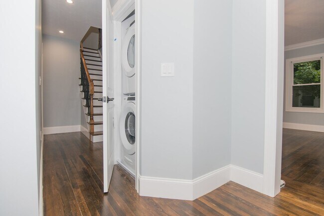 Building Photo - No Brokers Fee. InUnit Washer/Dryer, centr...