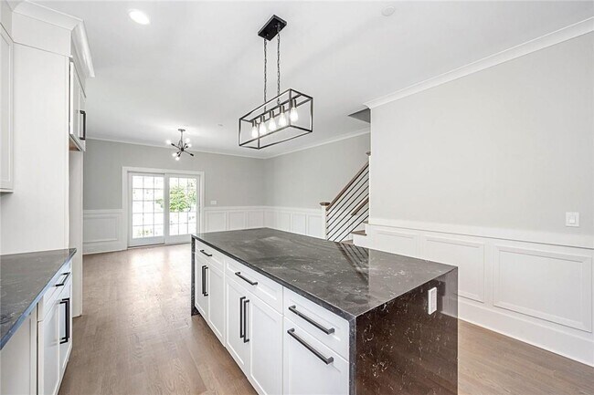 Building Photo - 10 Underhill Pl