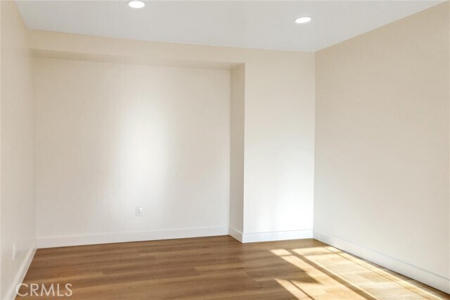 Building Photo - 950 E 48th St