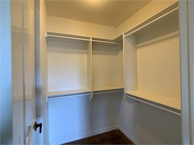 Building Photo - Fabulously Cozy Home