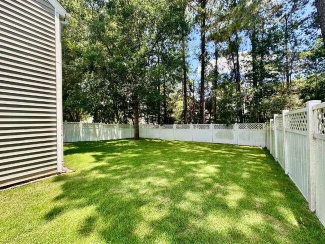 Building Photo - Four Bedroom Home with Private Fenced Back...