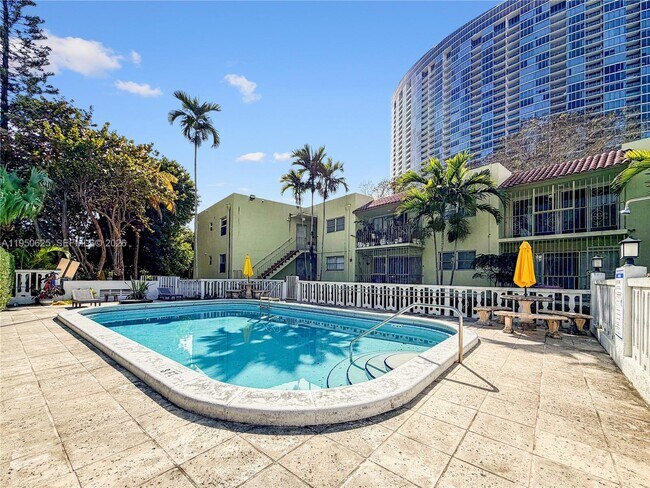 Building Photo - 520 NE 38th St