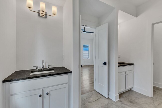 Building Photo - 5917 Robertson Ave