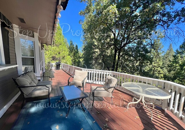 Building Photo - Charming 3-Bedroom Retreat in Gated Grovel...