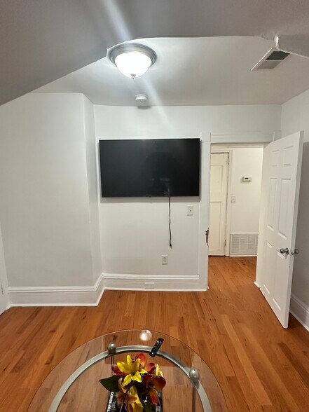 Building Photo - 153 S Grove St