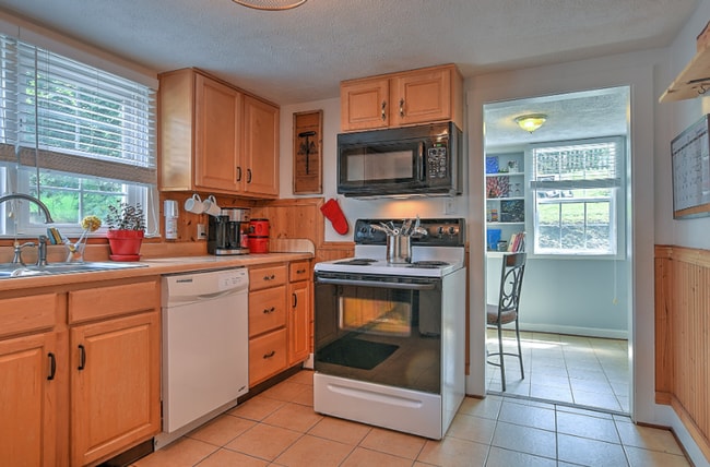 Building Photo - 4 bedroom 2 bath home! Tree Streets