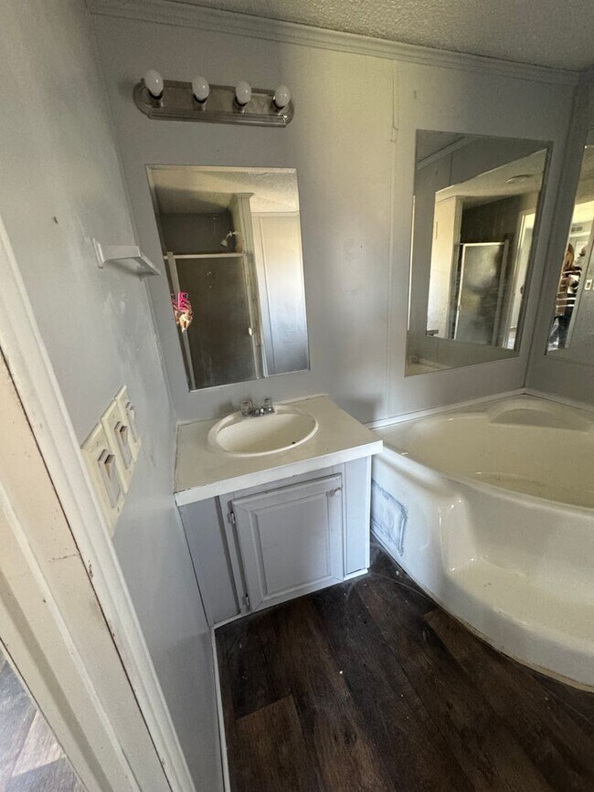 Building Photo - 3 BR 2 Bath 1,280 sq ft singlewide mobile home on 3.09 acres in Lonoke, AR