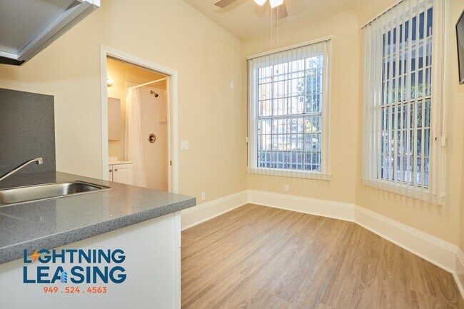 Building Photo - 1820 1/2 W 11th Pl-1D
