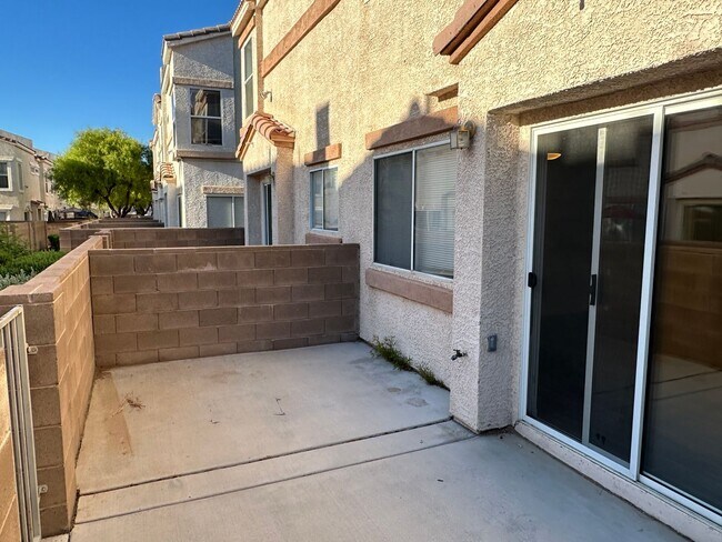 Building Photo - 3 Bedroom Townhouse!! in Gated Community!!...