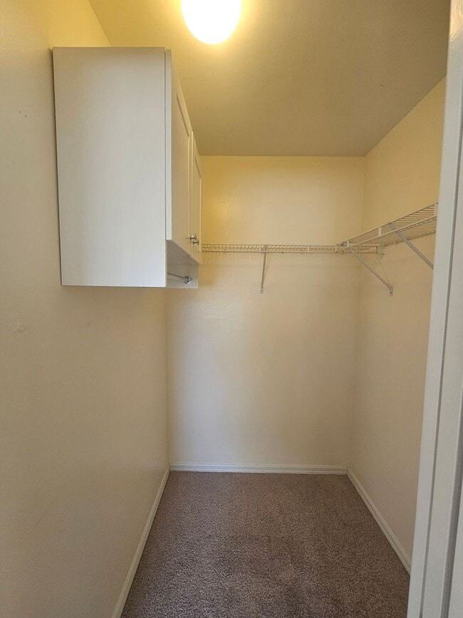 Building Photo - 3/2/2 Annual Rental Available!!