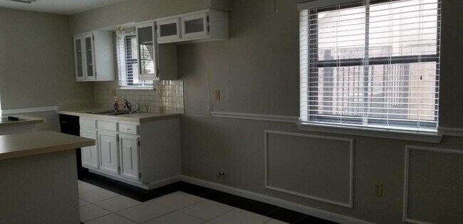 Building Photo - 16622 Glamis Ln