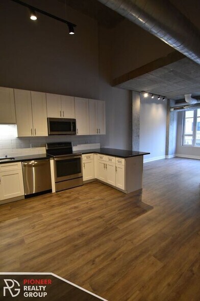 Building Photo - 3833 N Broadway