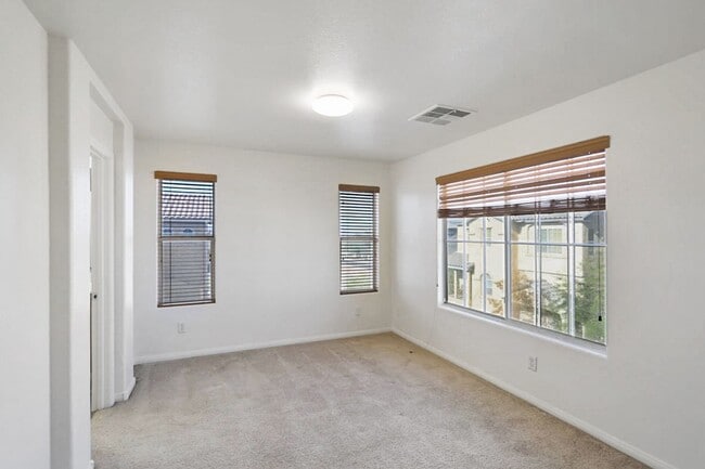 Building Photo - Beautiful 3 Bed Home With 3 Full Baths And Bed and Full Bath On 1st Floor