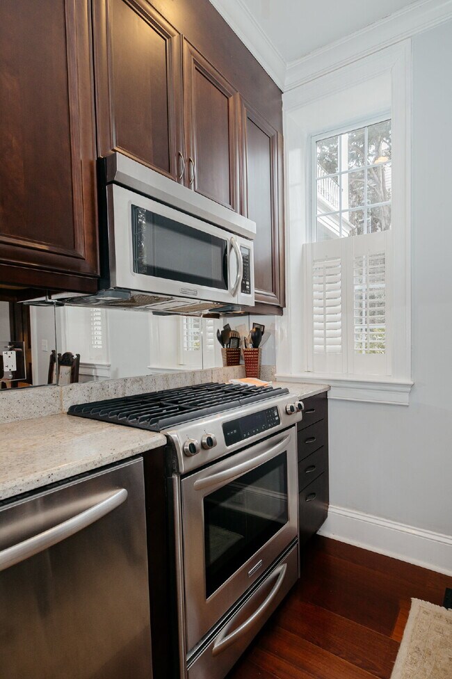 Building Photo - Spacious 1-Bedroom Fully Furnished Townhome in Historic Charleston!