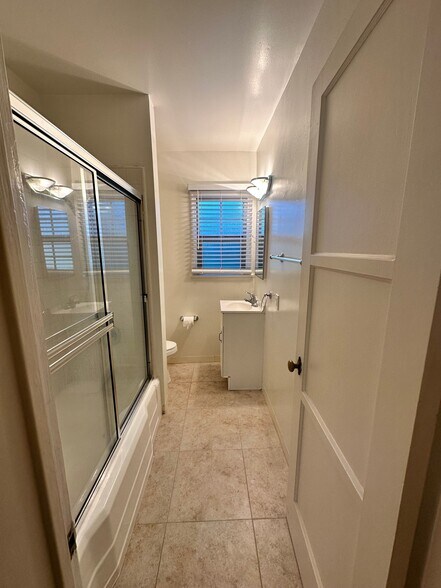 Building Photo - Dickens Court Apartments