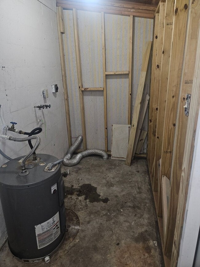 Building Photo - 2/1 DUPLEX