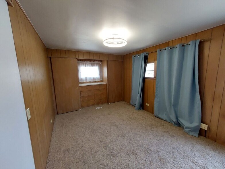 Building Photo - 810 51st Ave W