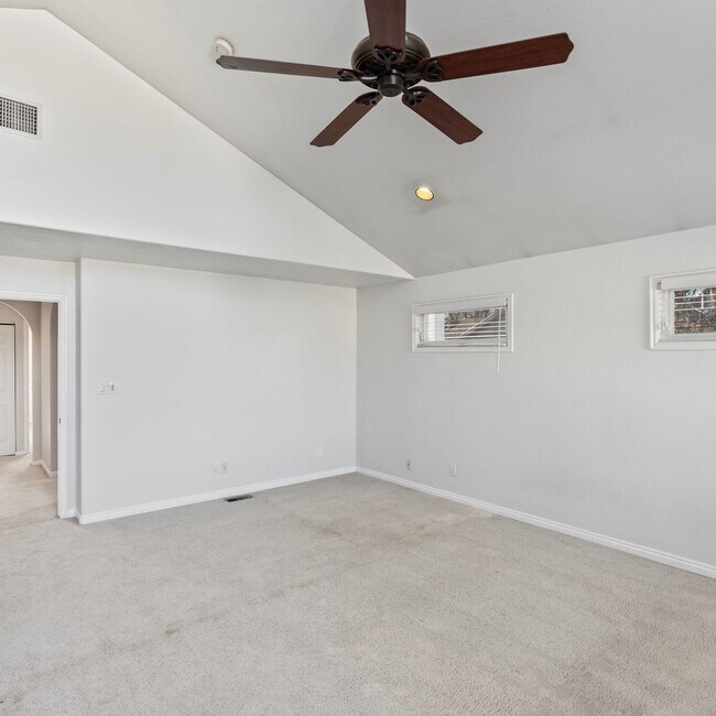 Building Photo - Large Murray 4 Bedroom Home