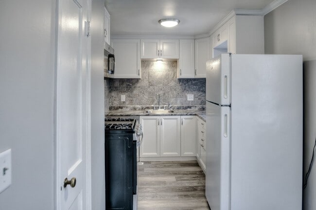 Building Photo - Aksarben Beauty