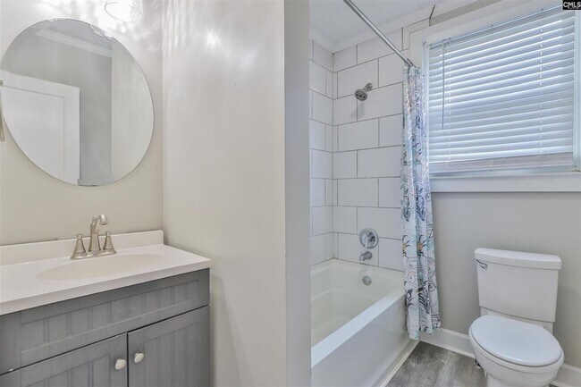 Building Photo - Adorable 3BR/1.5BA Renovated Bungalow Near...