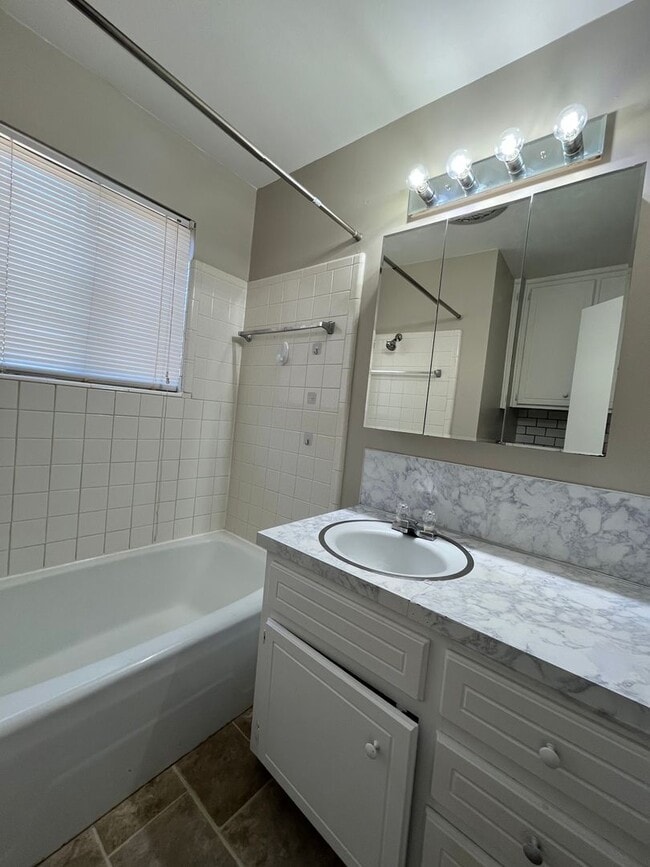 Building Photo - 3 bedroom in Broken Arrow