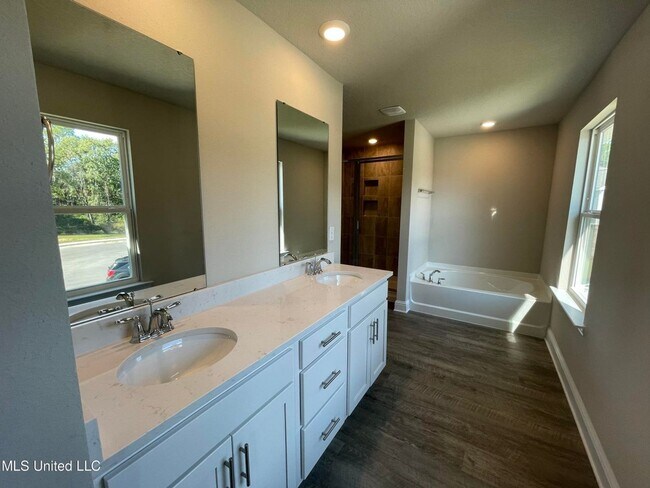 Building Photo - Large 4-bedroom home located in the South ...