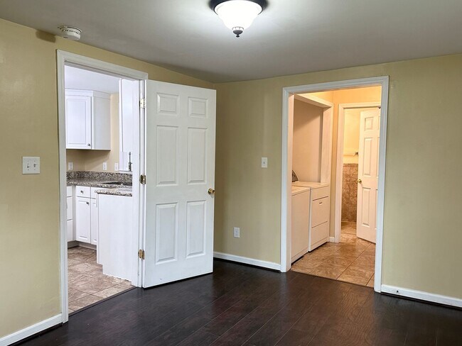 Building Photo - Cozy Home with a Spacious Back Yard in Garner!