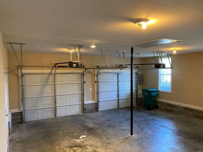 Building Photo - Beautiful Open Floor Plan.  3bed 2bath One...