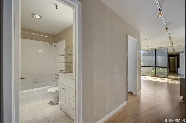 Building Photo - 1 Bed/1 Bath In Pacific Heights with Parking and Roof Deck