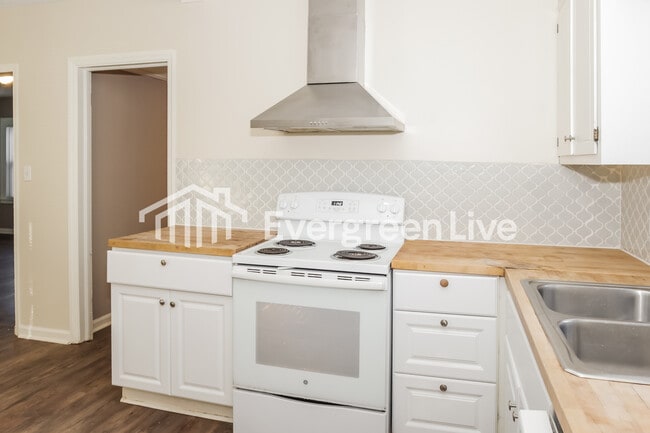 Building Photo - 1501 Tower St SE