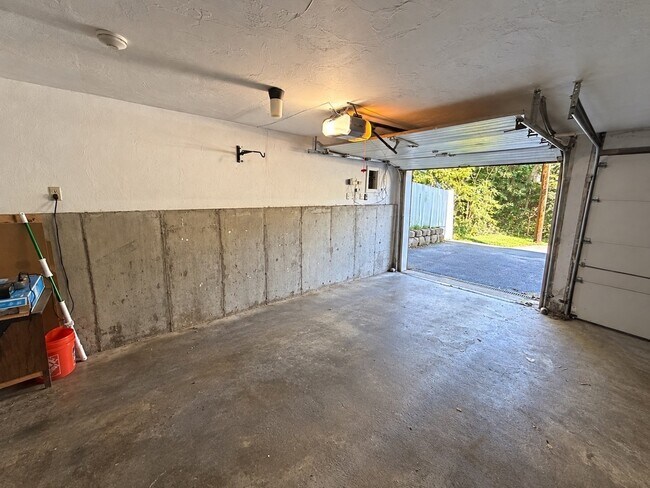 Building Photo - 50 Ash Ave