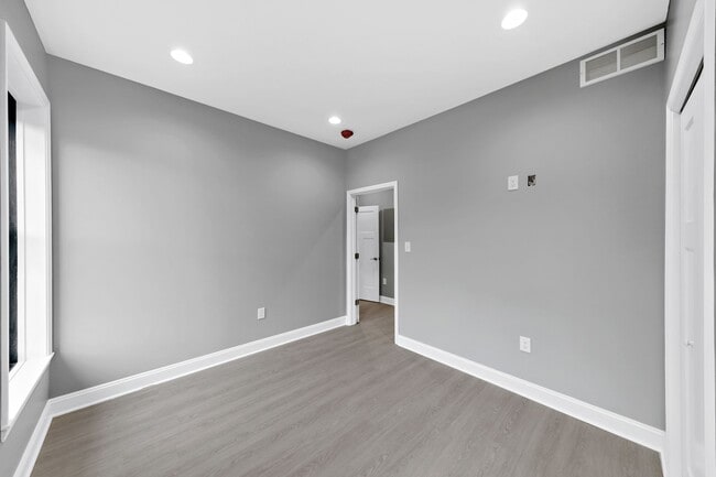 Building Photo - 560 Madison Ave