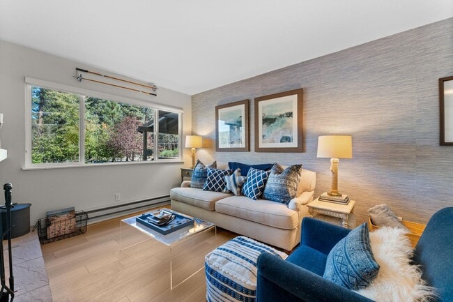 Building Photo - Beautifully Updated & Furnished 1 Bedroom in Lake Front Complex!