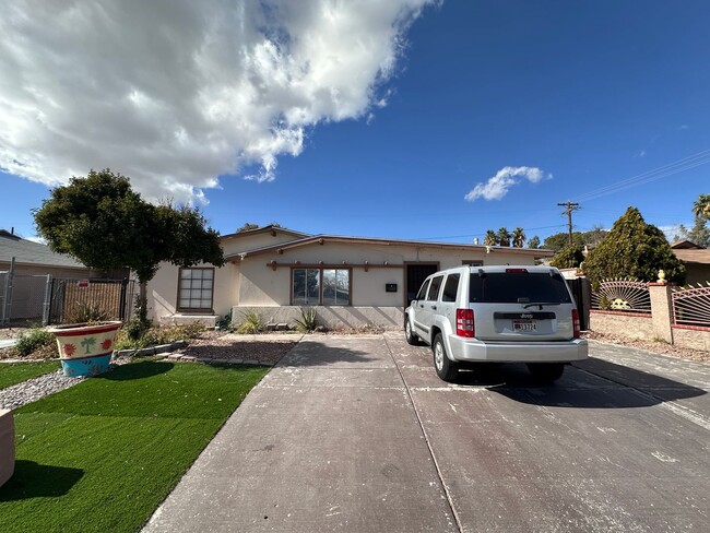 Building Photo - 2 BED 2 BATH WITH A HUGE BACKYARD IN THE H...