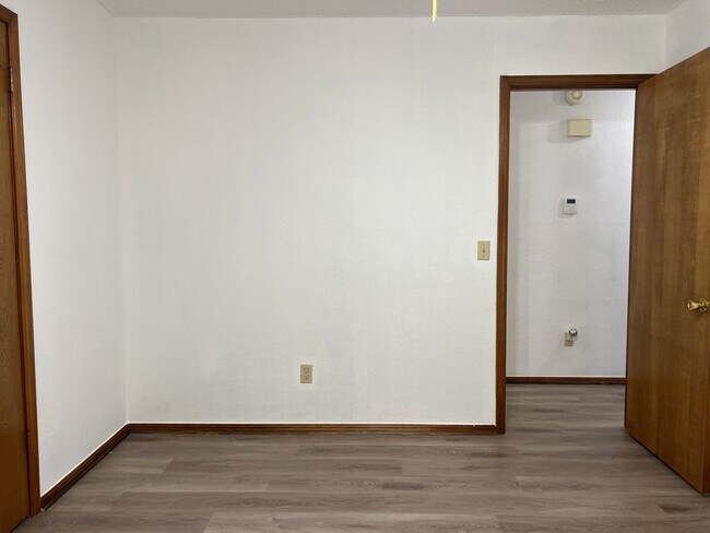 Building Photo - Spacious 3 Bedroom