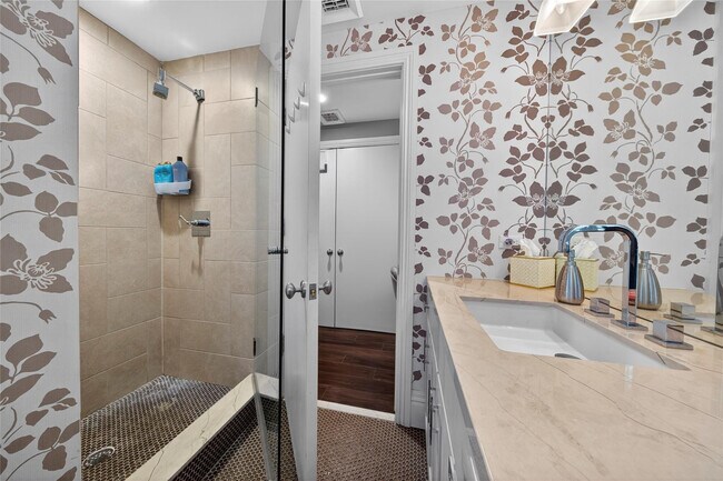 Building Photo - 455 E Palmetto Park Rd