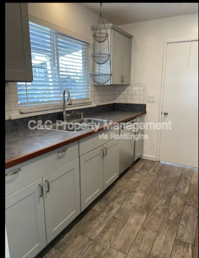 Building Photo - 1190 Luxton St