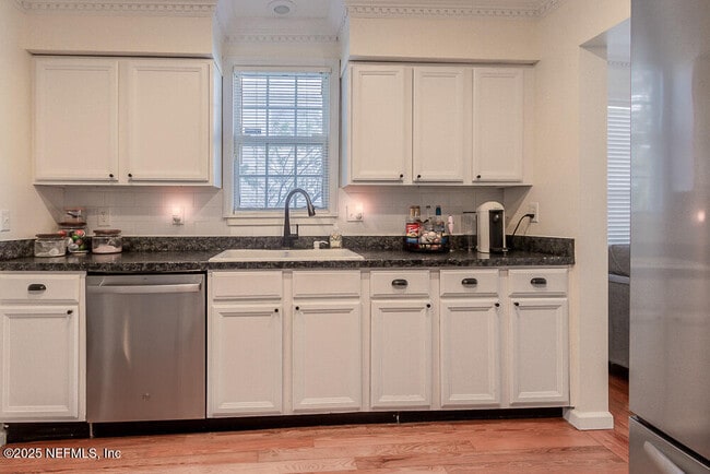 Building Photo - 214 Hopkins St