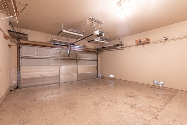 Building Photo - 906 Ashbury Bluff