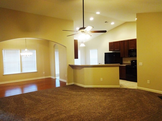 Building Photo - 515 Crossland Dr