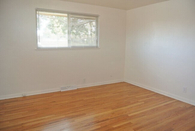 Building Photo - 2 bedroom/1 bathroom