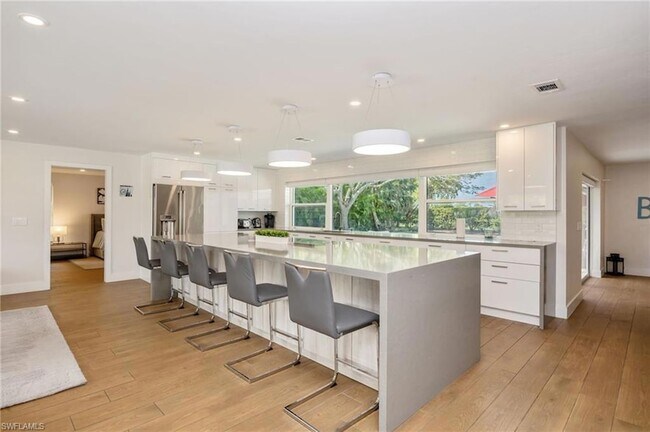 Building Photo - 409 Cypress Way E