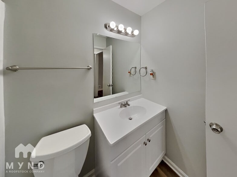 Building Photo - 3050 Brook Hollow Dr