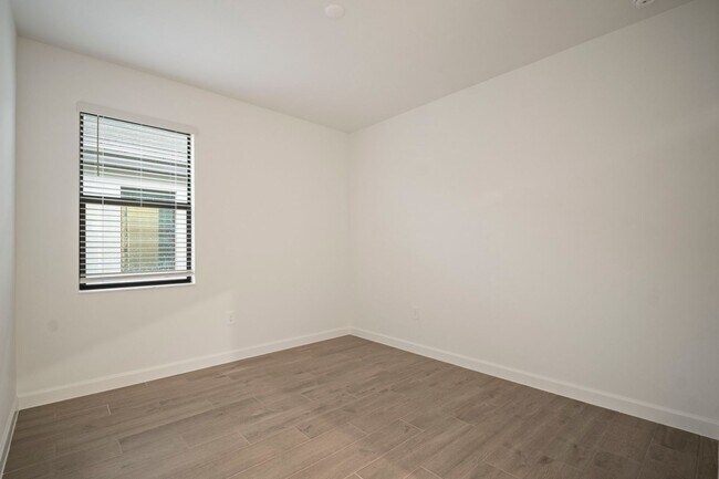 Building Photo - Spacious home 3beds+Den 3 baths located in...