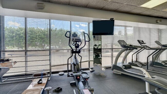 Building Photo - 2555 Collins Ave