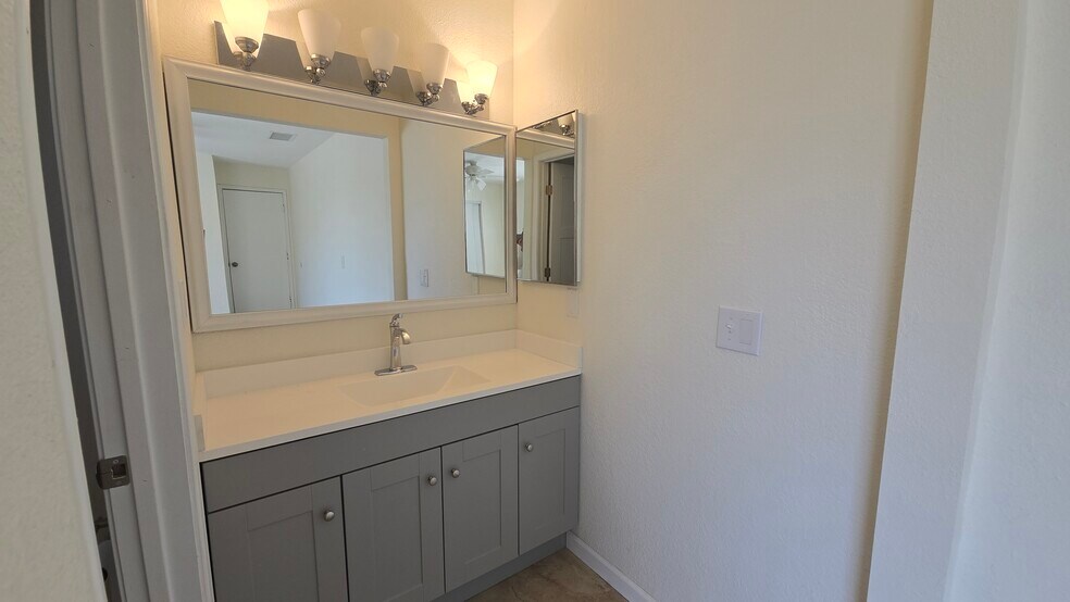 Master Bath - 6140 S Springbrook Dr