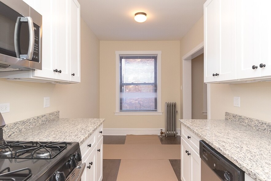 Building Photo - 1360 E 52nd St