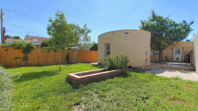 Building Photo - 3 Bedroom 2 Bathroom Charmer In Nob Hill!