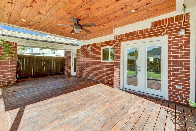 Building Photo - Stunning 4-Bedroom, 2.5-Bathroom Home with...